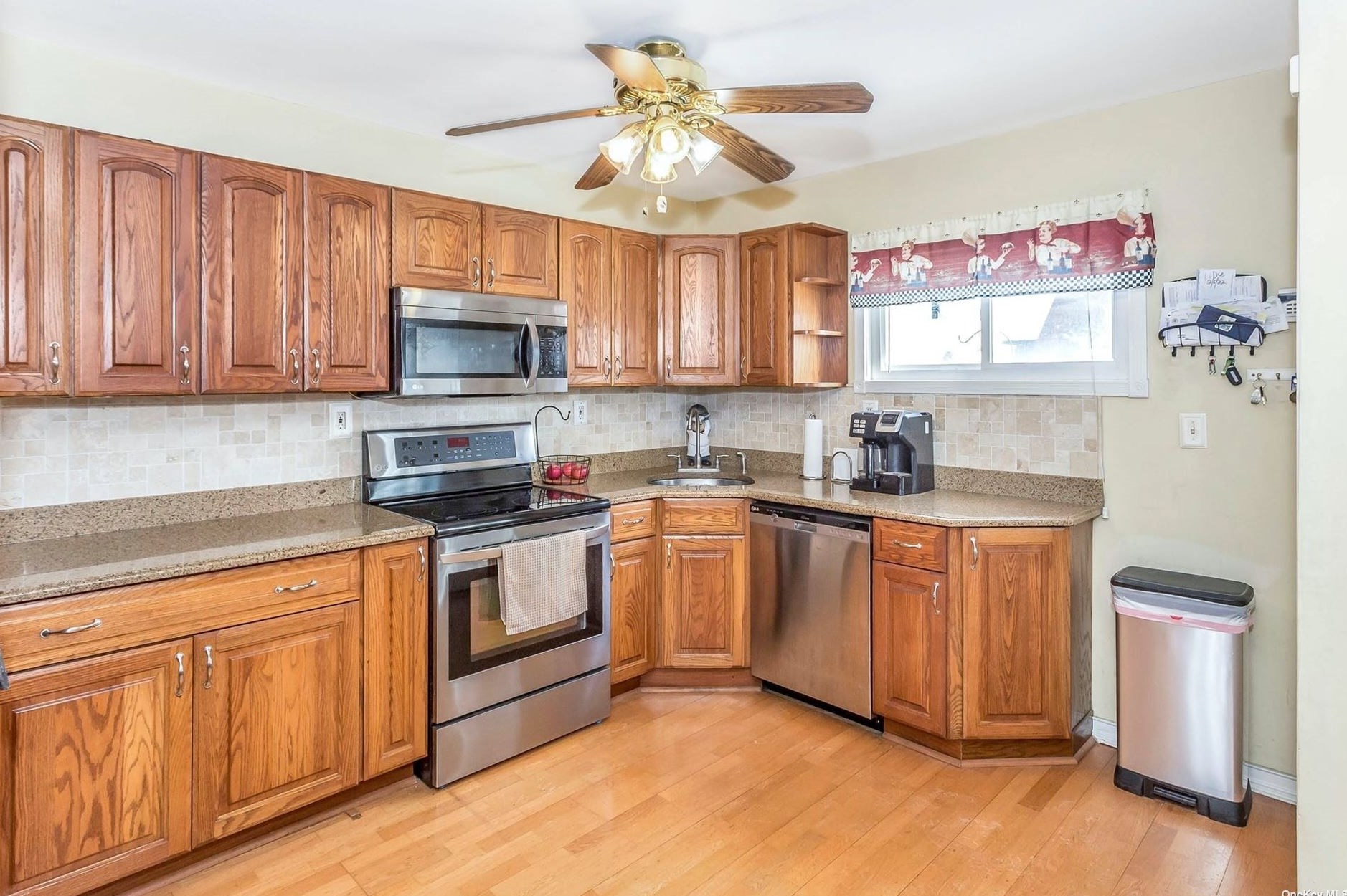 22 Chickadee Ln, Plainedge, NY 11756-2126
