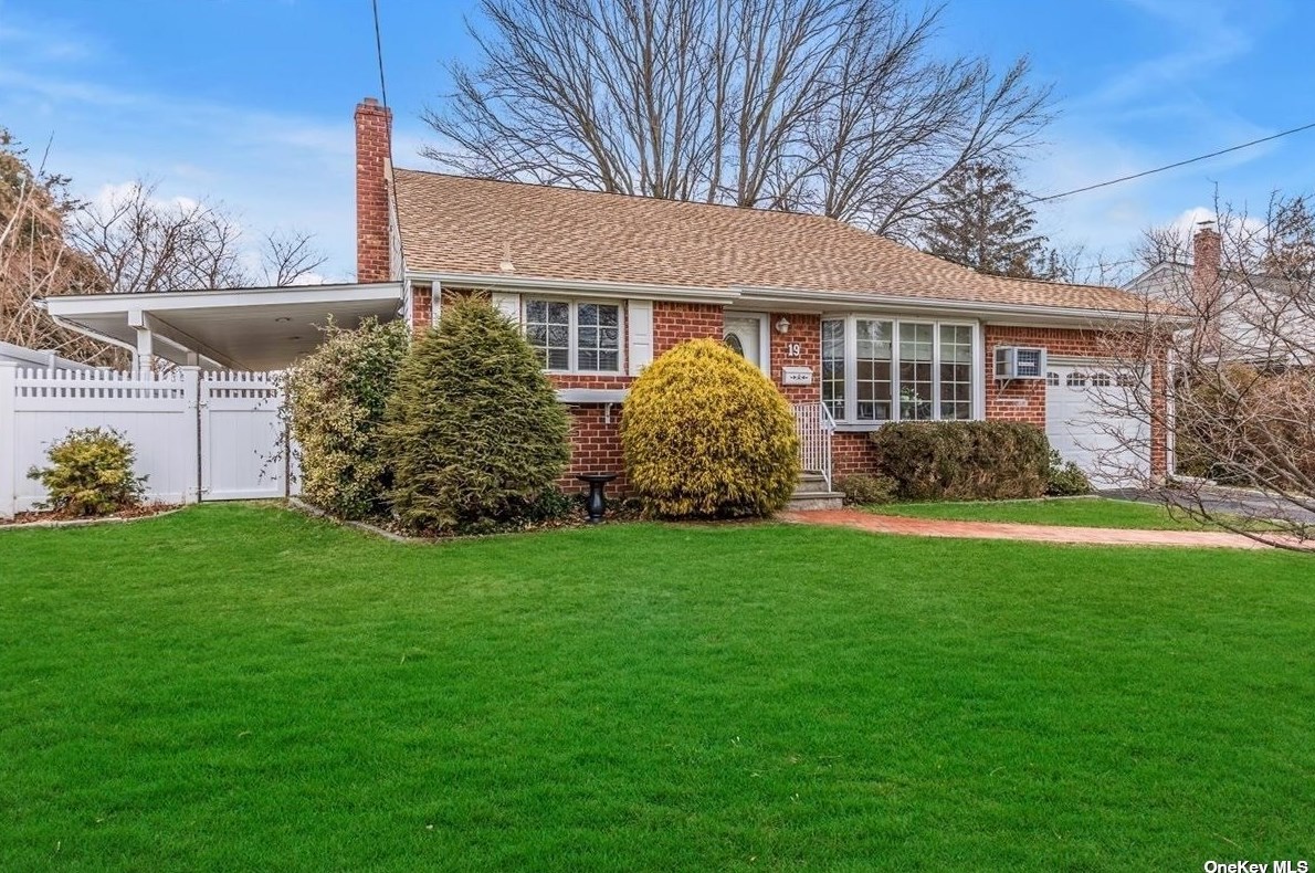 19 Longley Pl, Huntington Station, NY 11746