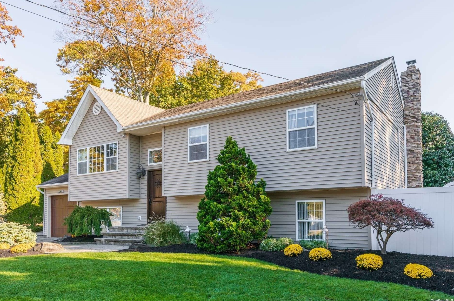 34 Lake Ter, Hauppauge, NY 11779-3324