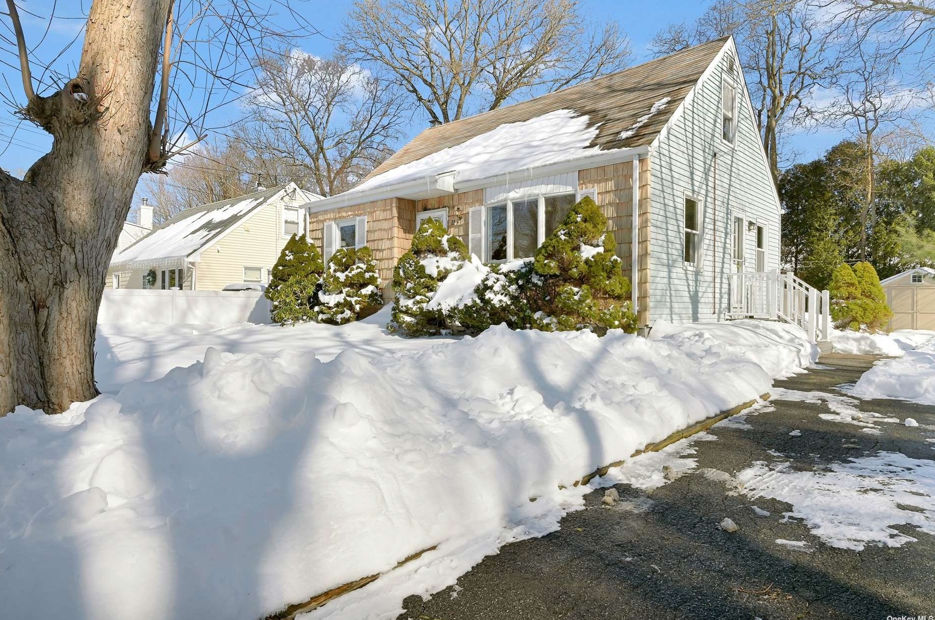 11 Claire Ave, Huntington Station, NY 11746