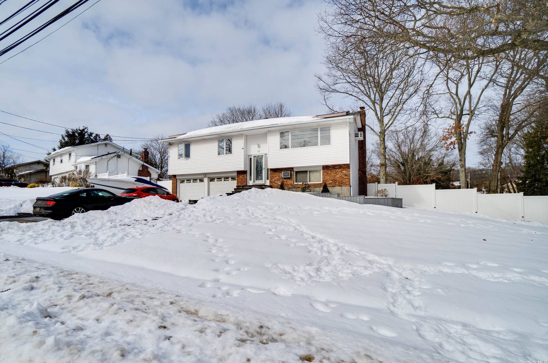 17 Gloucester Dr, Wheatley Heights, NY 11798