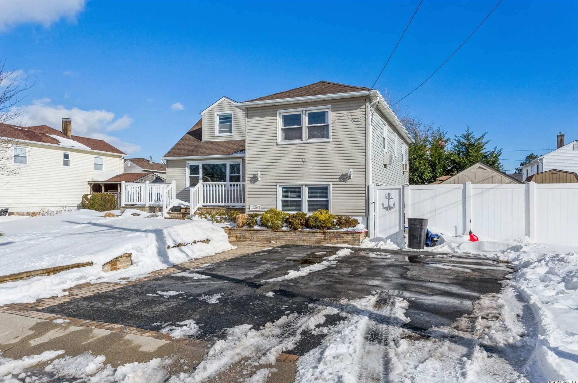 230 Franklin Ave, Barnum Island, NY 11558-1309