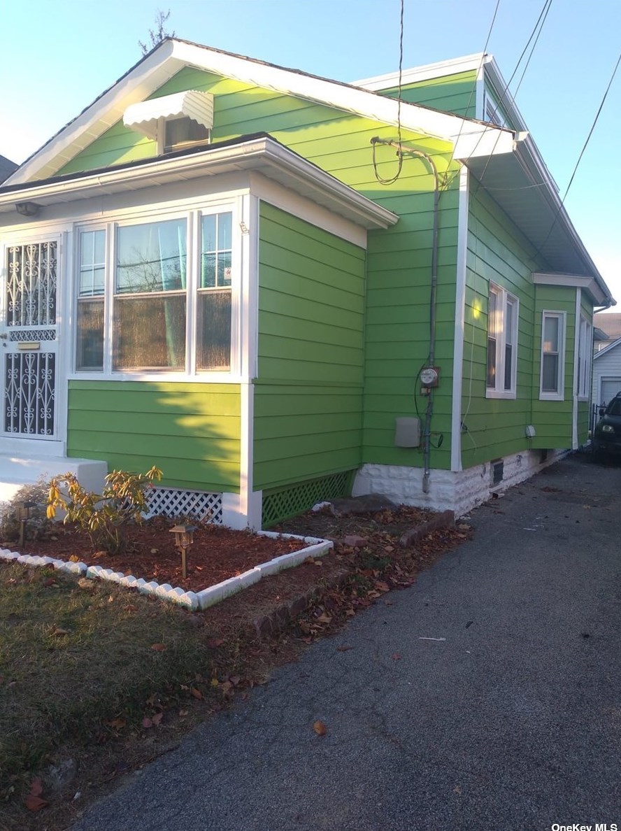 121 Elizabeth Ave, Hempstead, NY 11550-6200
