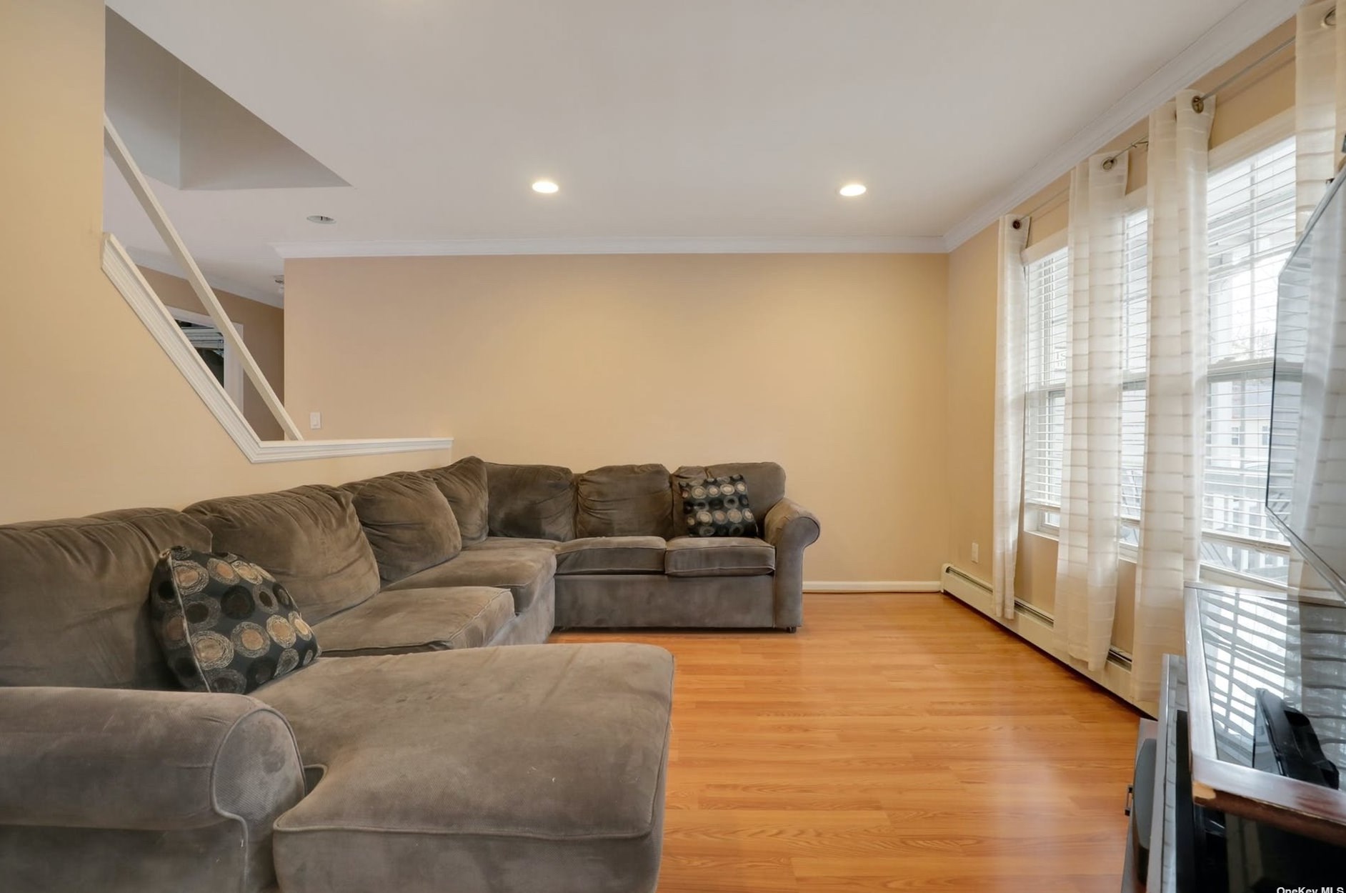 2813 Jeff St, Gordon Heights NY  11763-2111 exterior