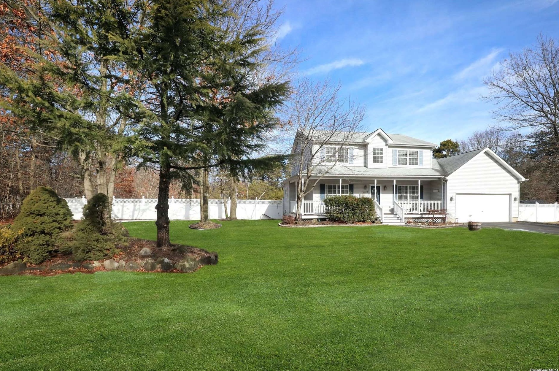 2813 Jeff St, Gordon Heights NY  11763-2111 exterior