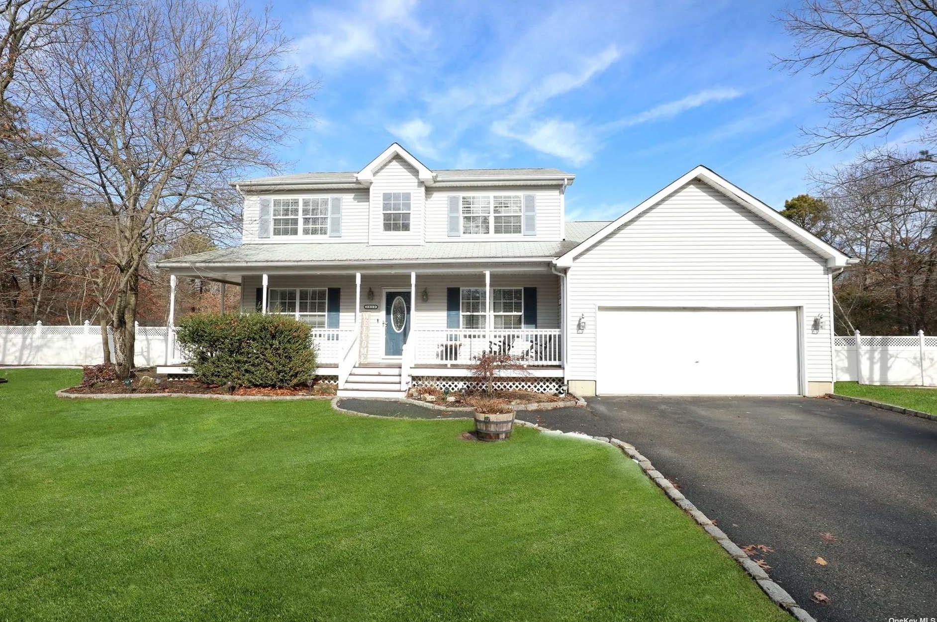 2813 Jeff St, Gordon Heights, NY 11763-2111