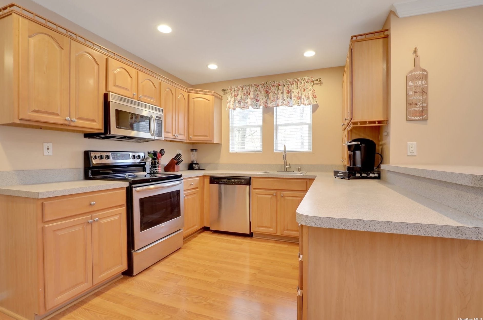 2813 Jeff St, Gordon Heights NY  11763-2111 exterior