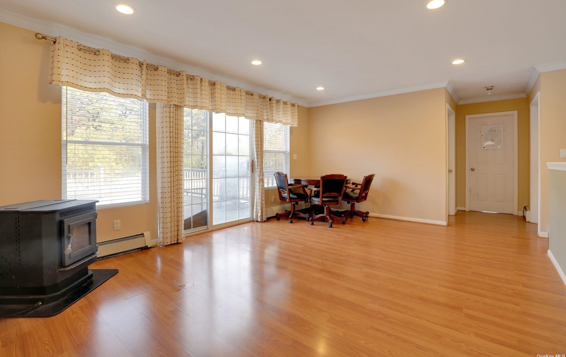 2813 Jeff St, Gordon Heights NY  11763-2111 exterior