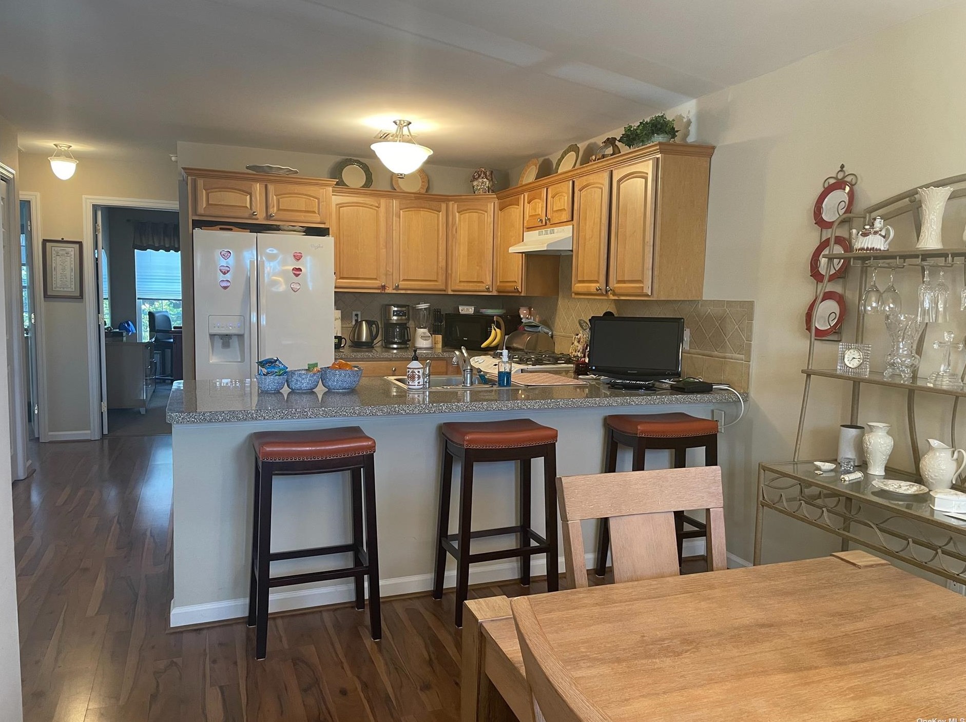 8 Meadow Ct #8, Oakdale, NY 11769