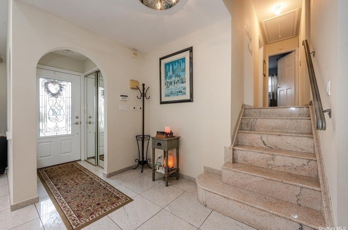 3744 Regent Ln, North Wantagh, NY 11793