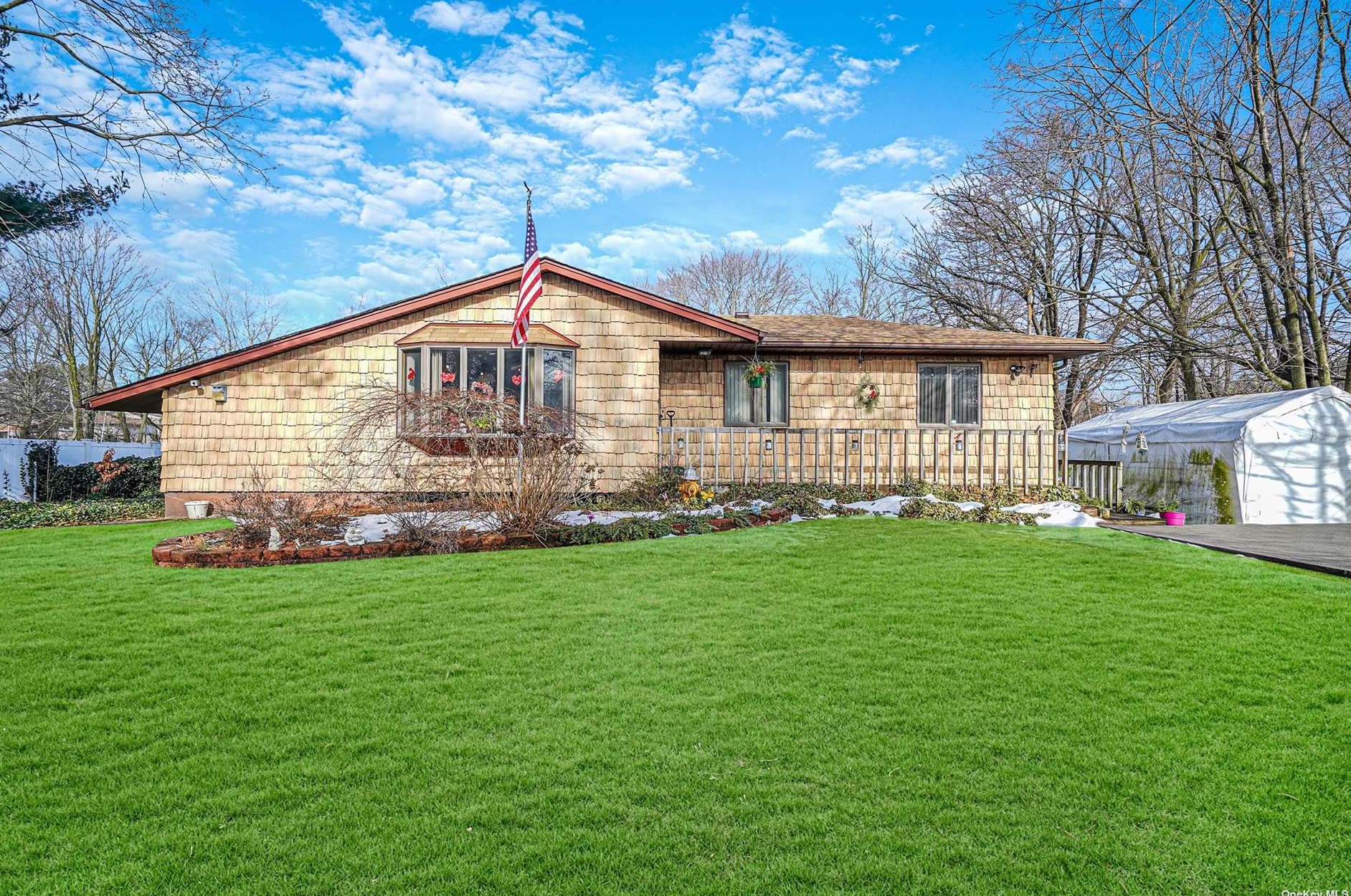 33 Evergreen Ave, Pine Air, NY 11717-4003