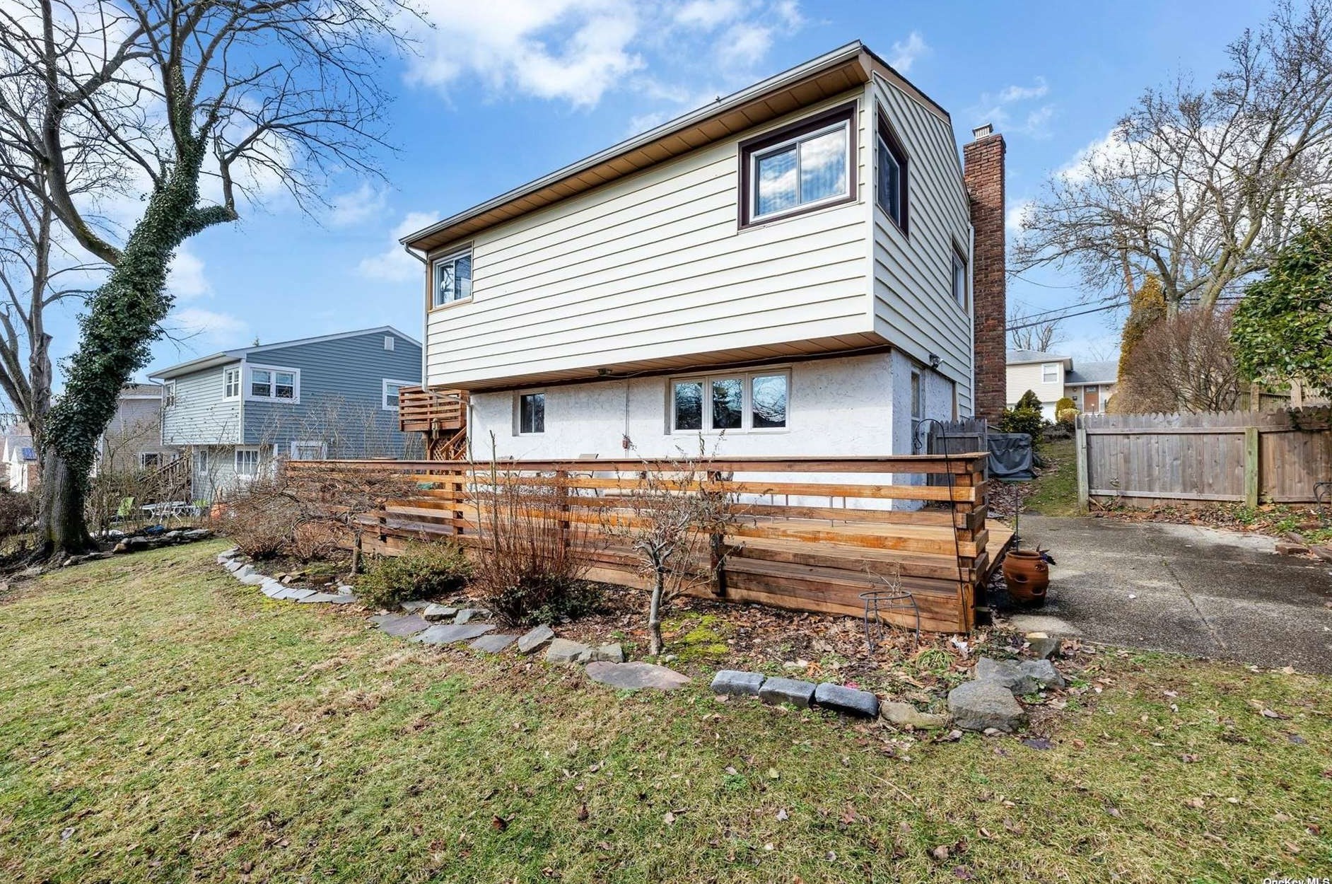 29 Essex Ct, Port Washington NY  11050-4222 exterior