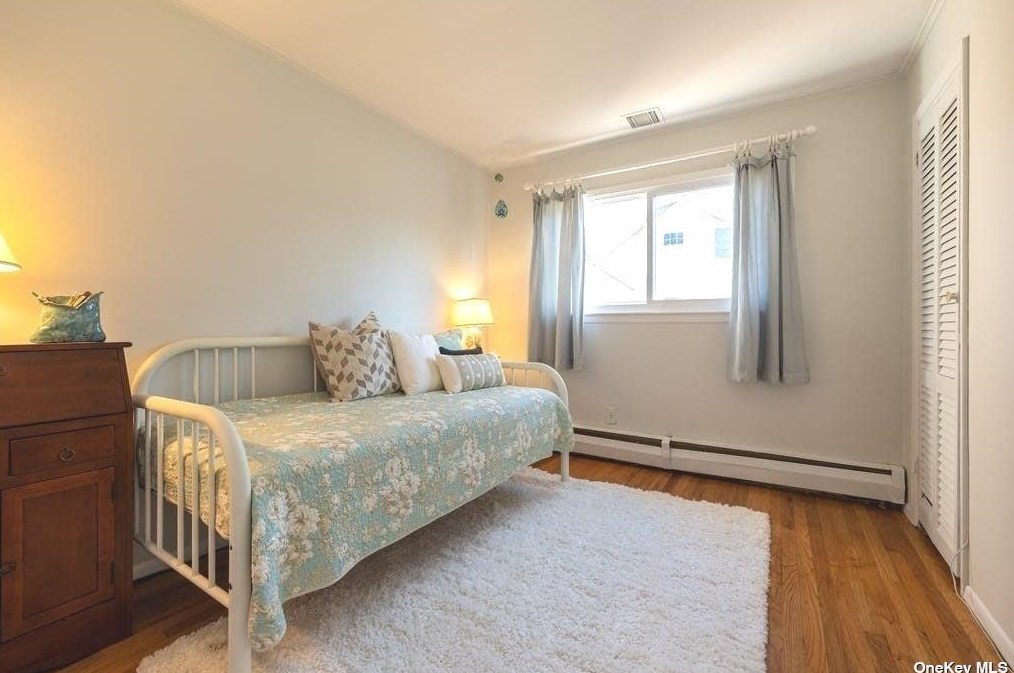 29 Essex Ct, Port Washington NY  11050-4222 exterior