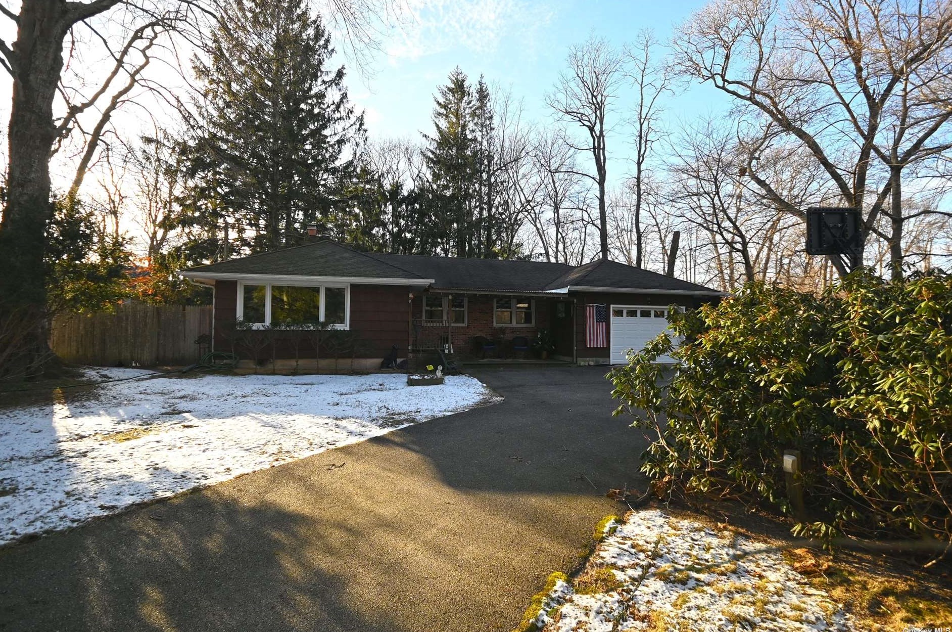14 Oakcrest Ave, Middle Island, NY 11953-1413