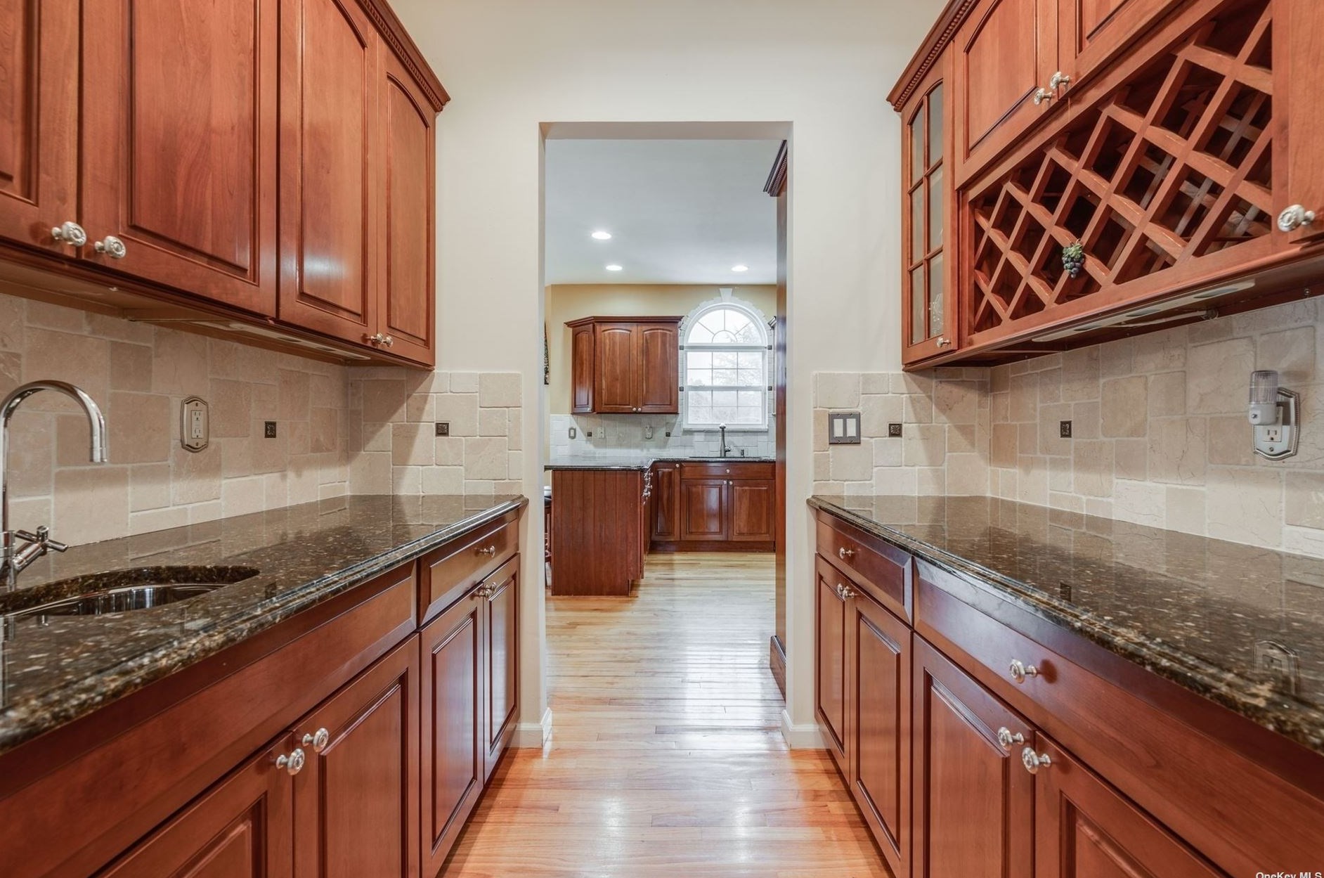 19 Timber Ridge Dr, Hunt NY  11743-4870 exterior