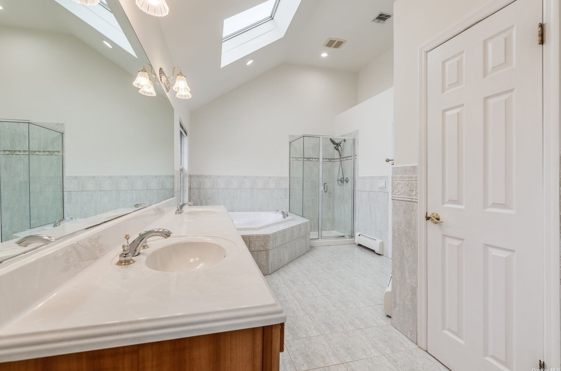 19 Timber Ridge Dr, Hunt NY  11743-4870 exterior