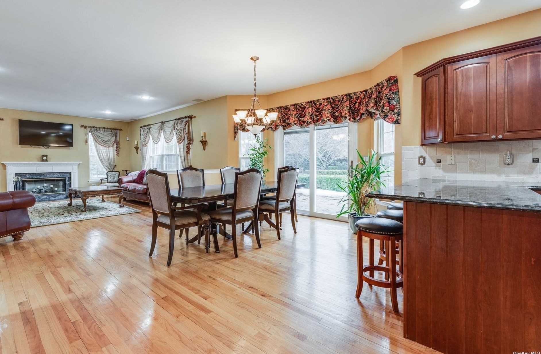 19 Timber Ridge Dr, Hunt NY  11743-4870 exterior