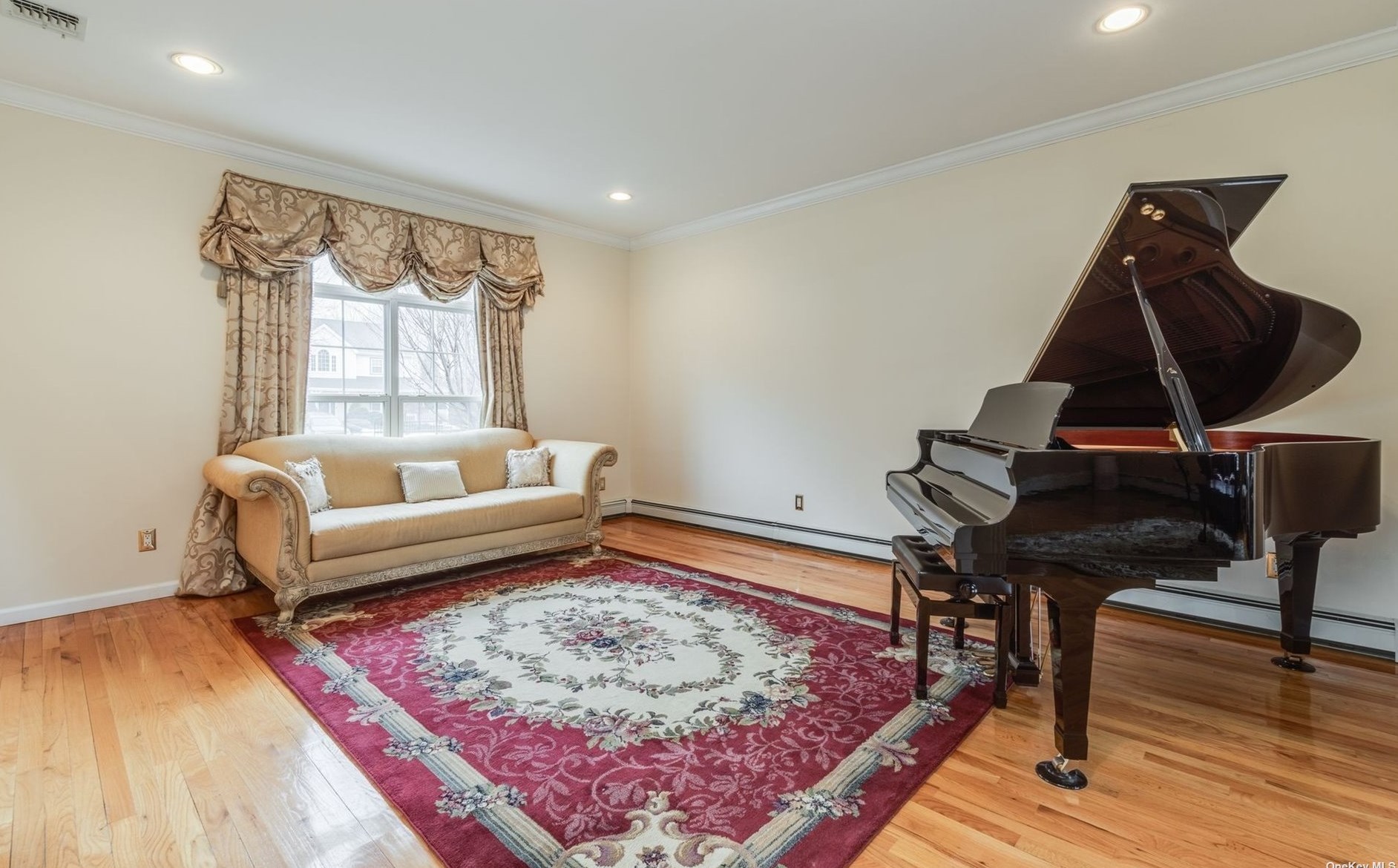 19 Timber Ridge Dr, Hunt NY  11743-4870 exterior