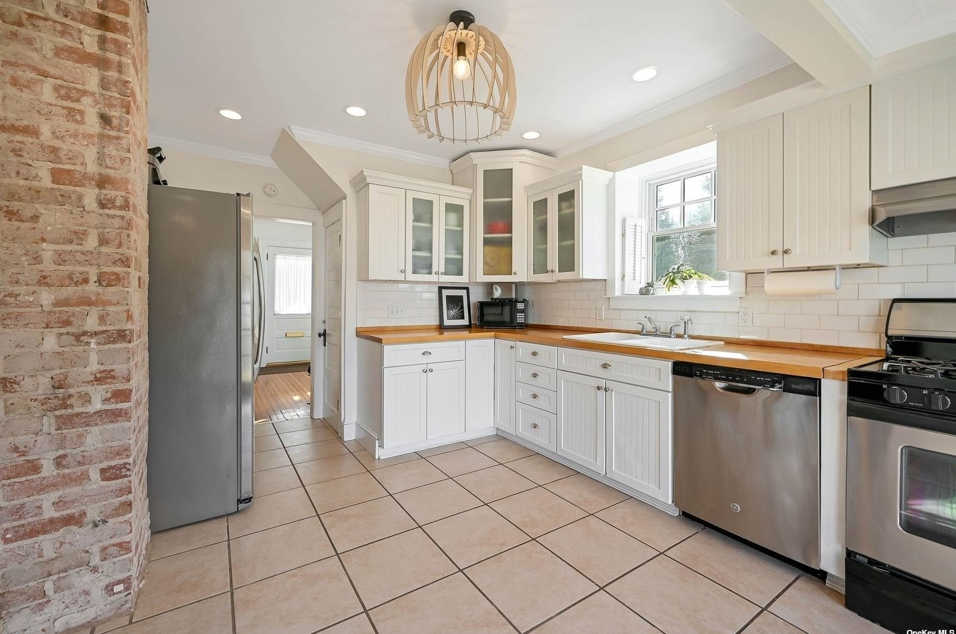 65 Main St, Hunt NY 11743-2919 exterior