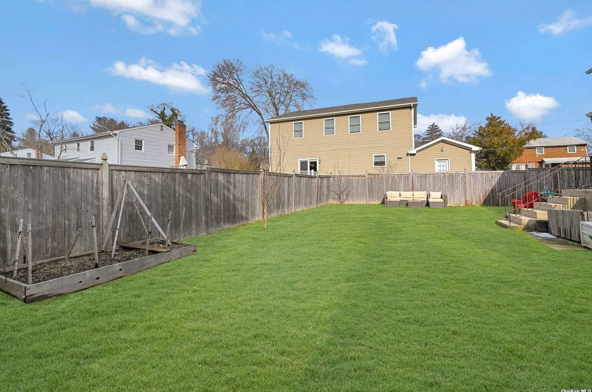 65 Main St, Hunt NY 11743-2919 exterior