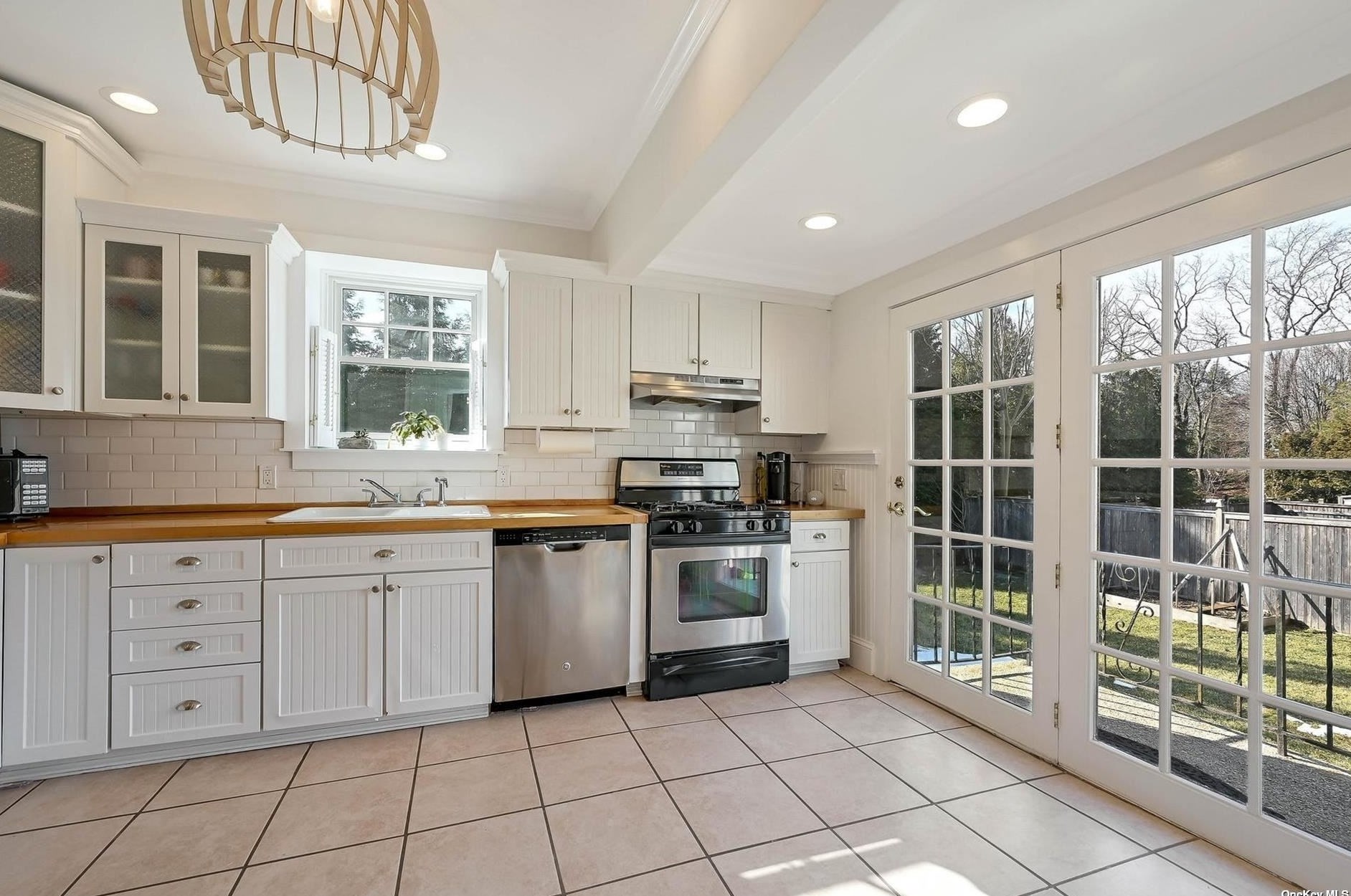 65 Main St, Hunt NY 11743-2919 exterior