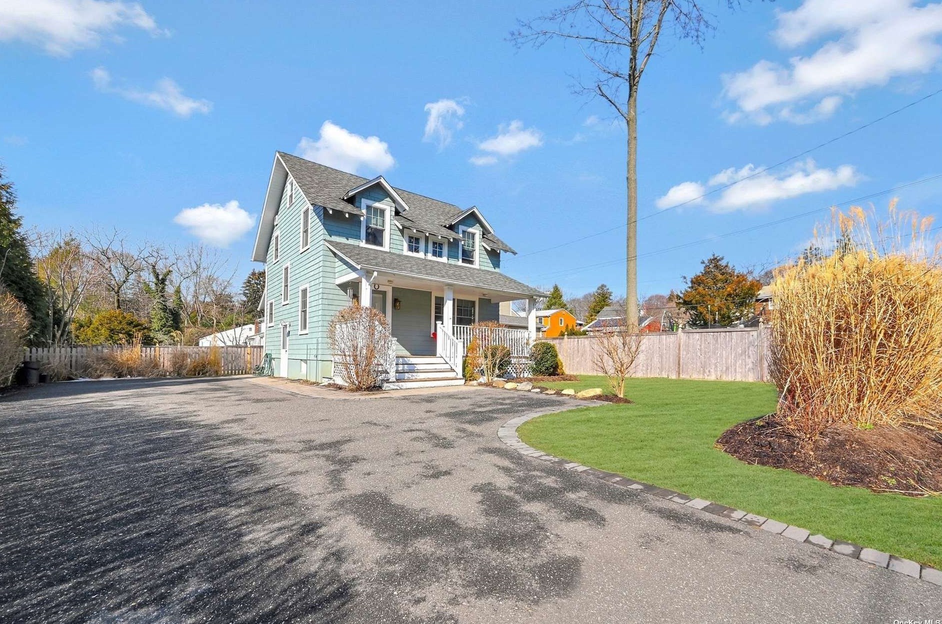 65 Main St, Hunt NY  11743-2812 exterior