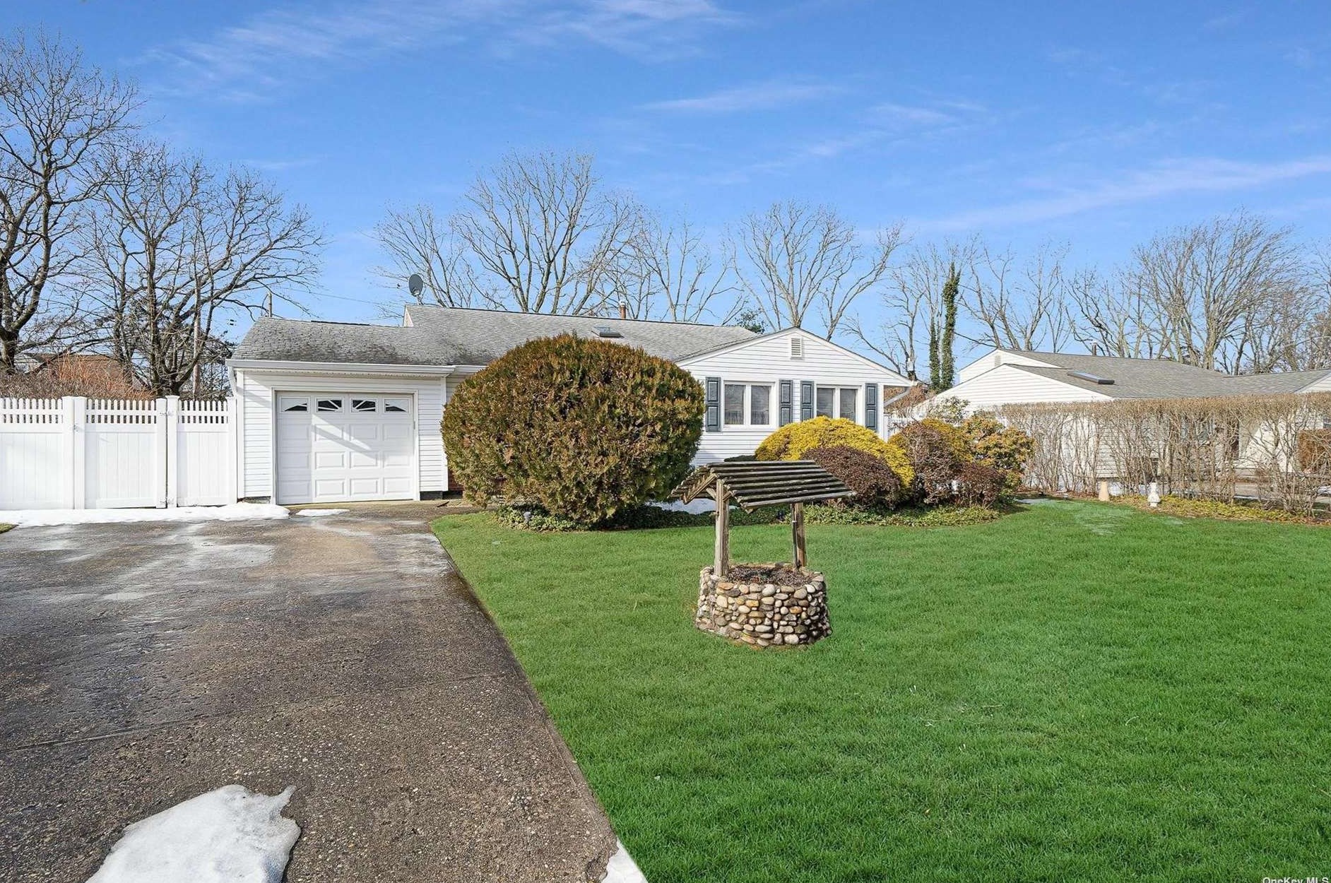 39 Hunter Ln, South Setauket, NY 11720