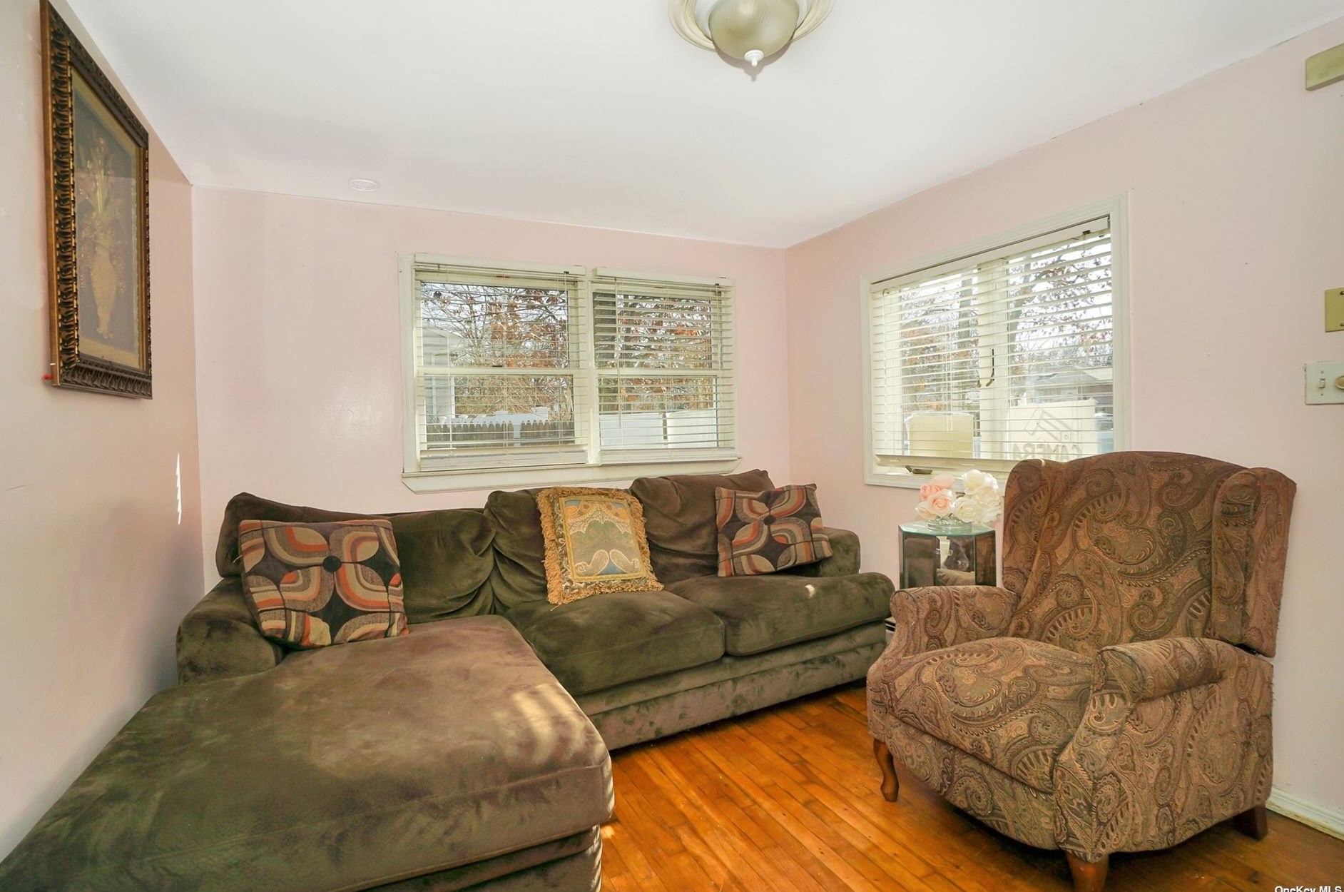 11 Hart Pl, Manor Park, NY 11950-2201