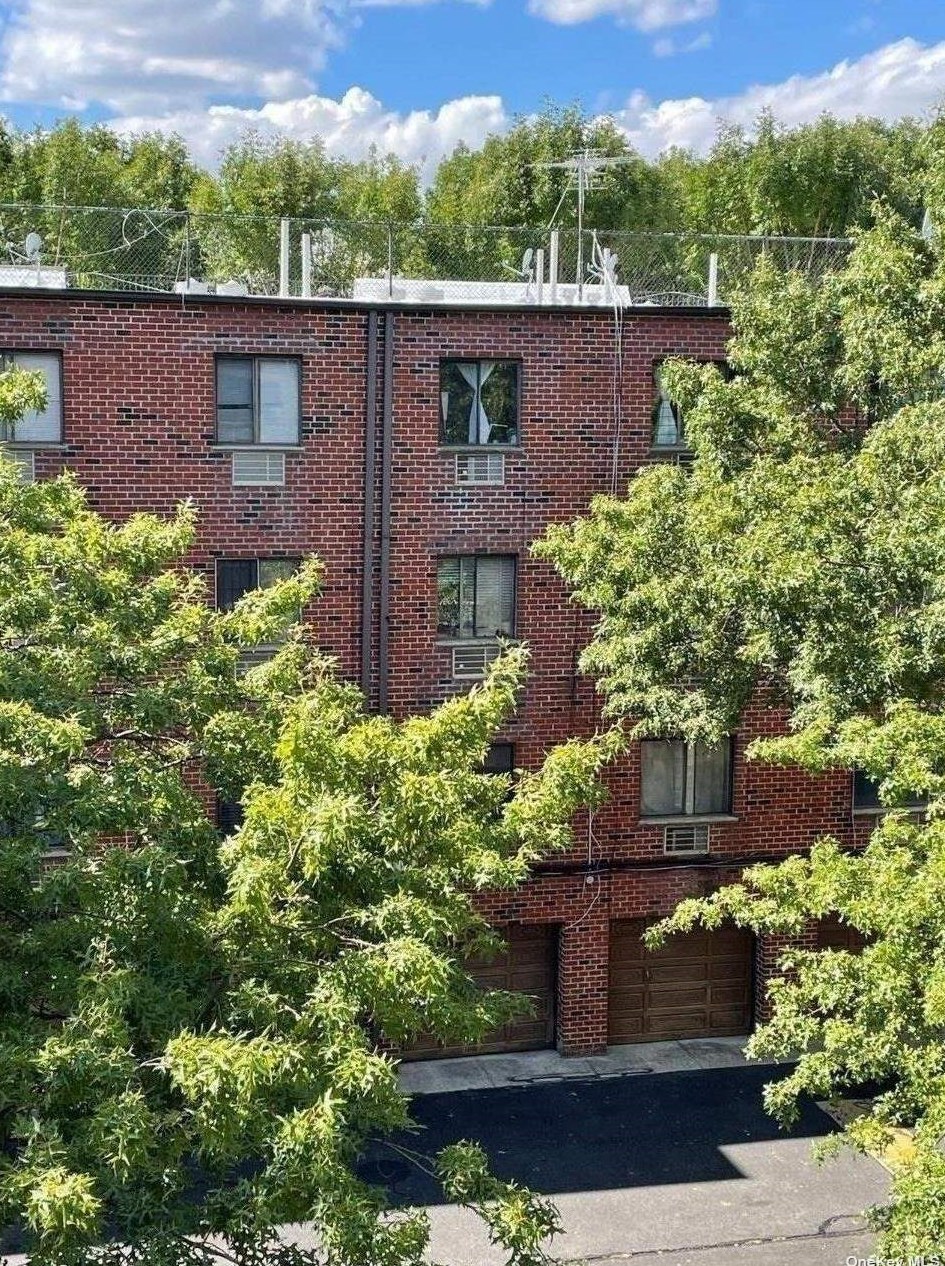 71-38 162nd St, Flushing, NY 11365-2042