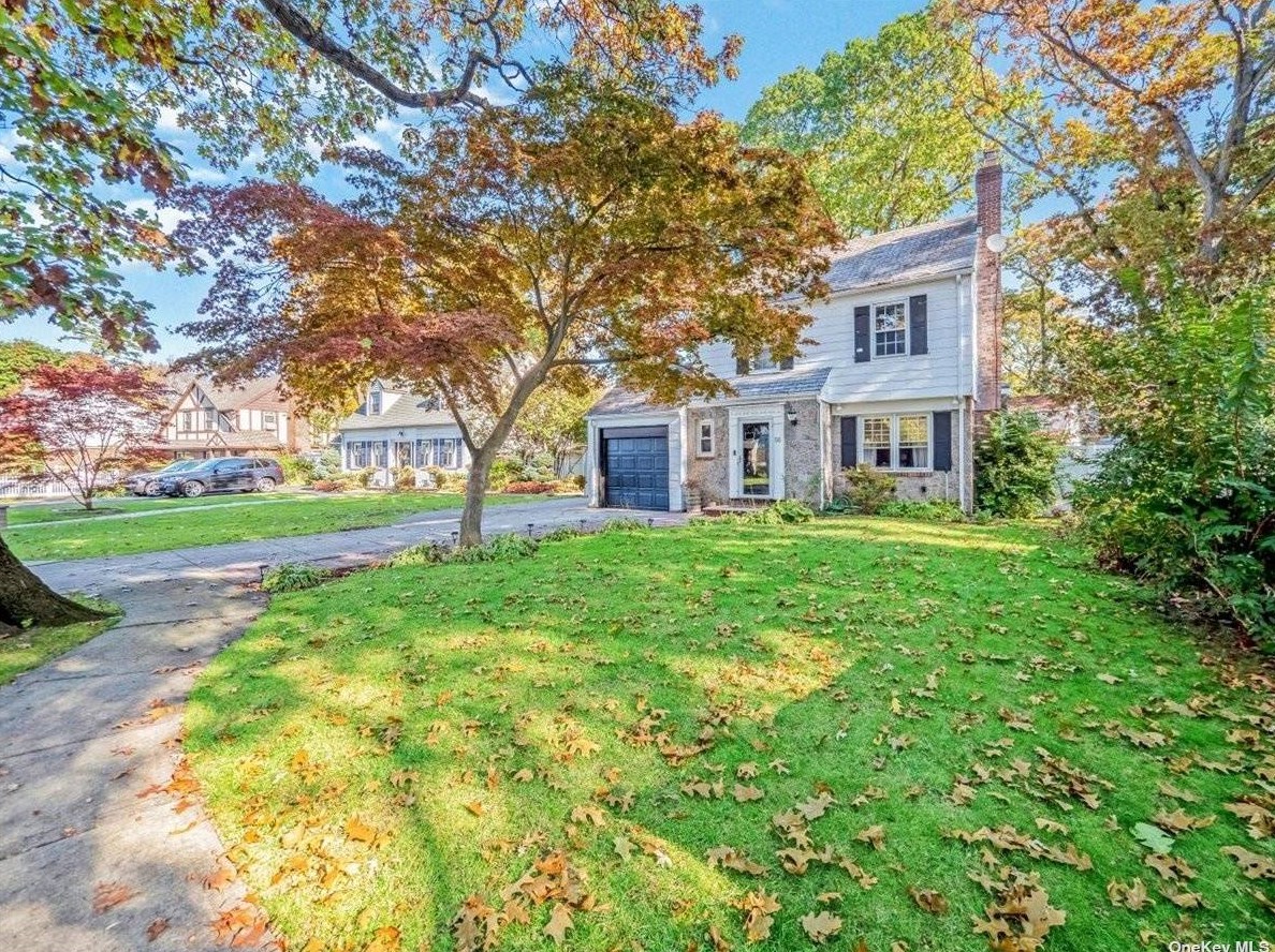 56 Beverly Pkwy, Freeport, NY 11520-2026