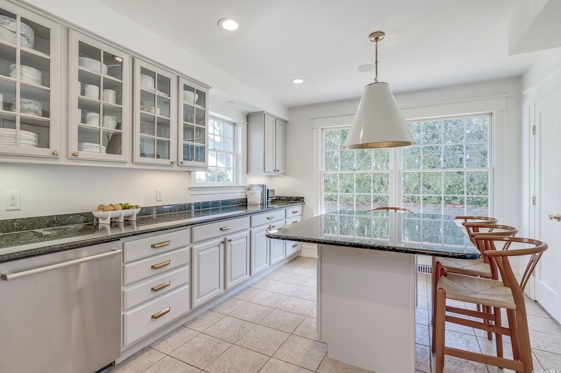 12 Overlook Dr, Port Washington NY  11050-2728 exterior