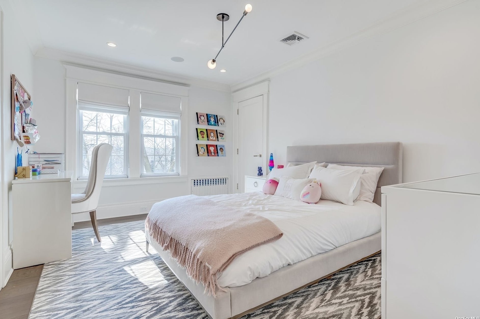 12 Overlook Dr, Port Washington NY  11050-2728 exterior