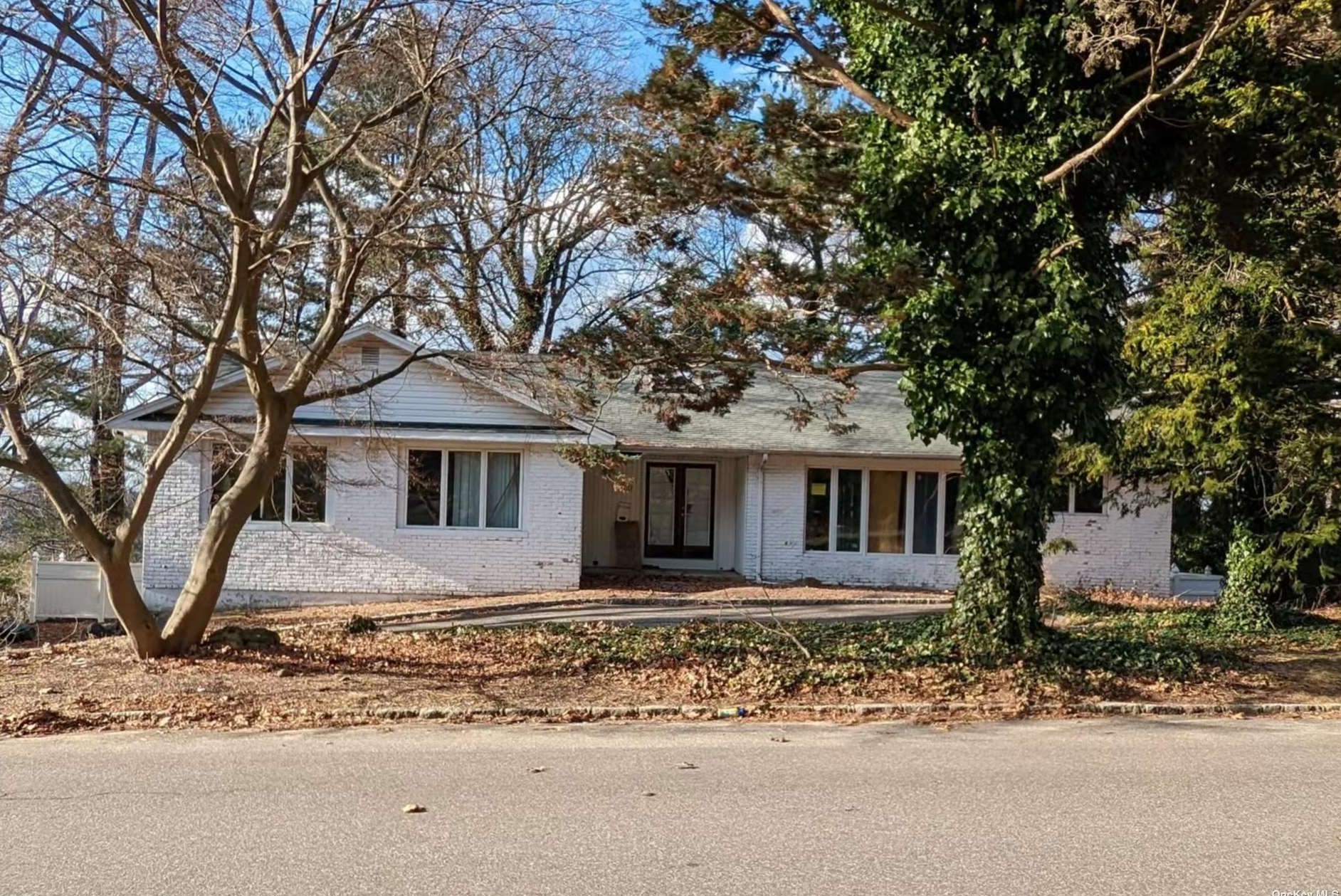 190 Mimosa Dr, East Hills, NY 11576-2235