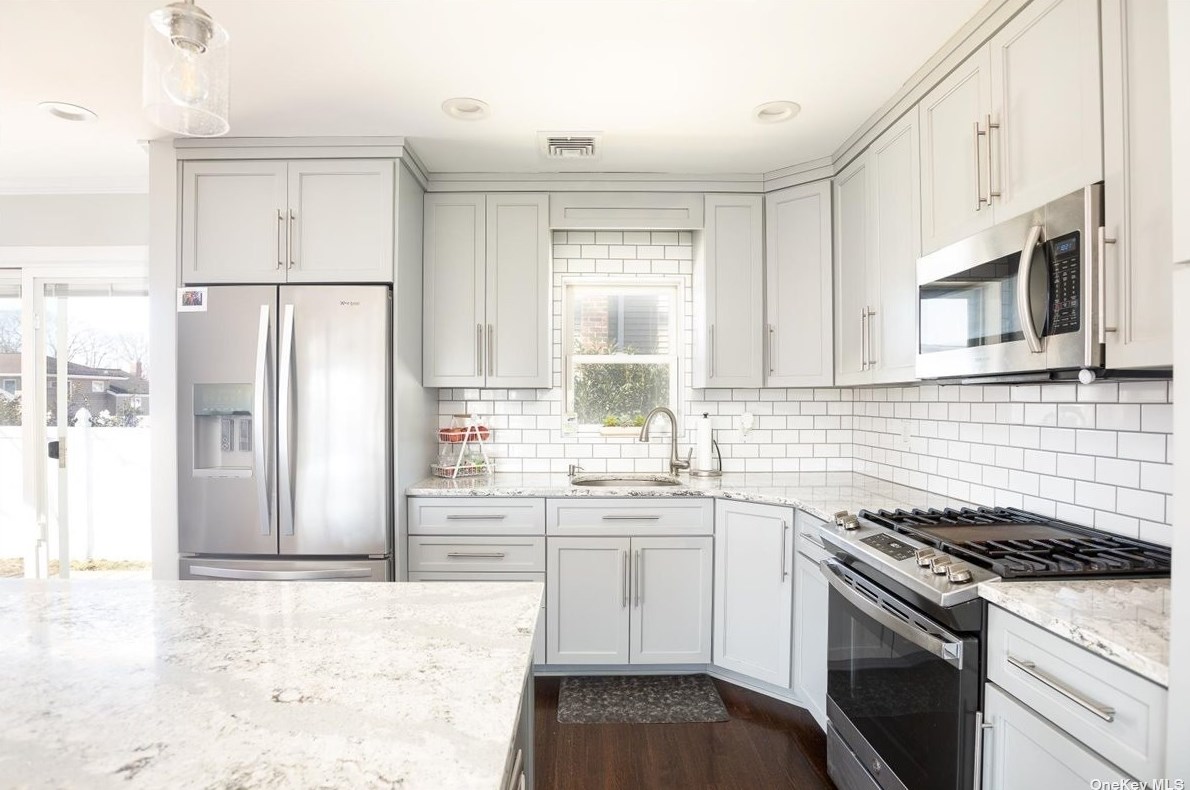 25 Summit Dr, East Massapequa, NY 11758-2645