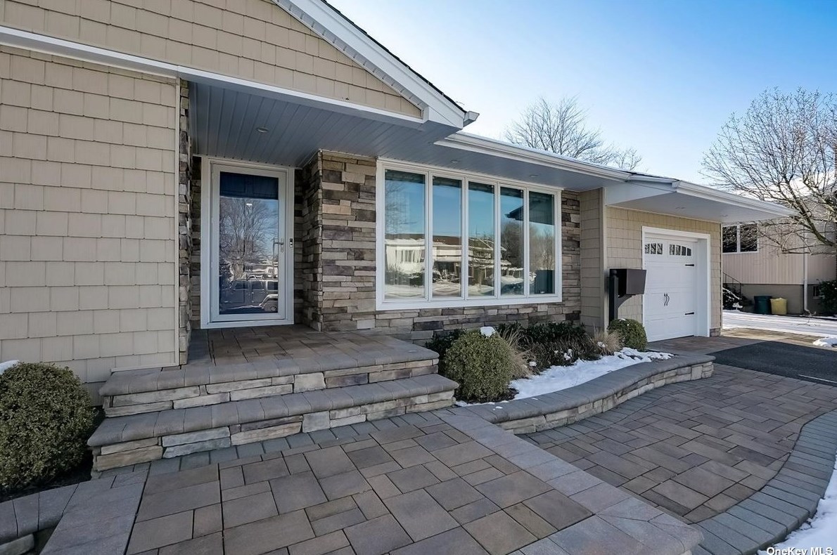 23 Jean Pl, Syosset, NY 11791-5917