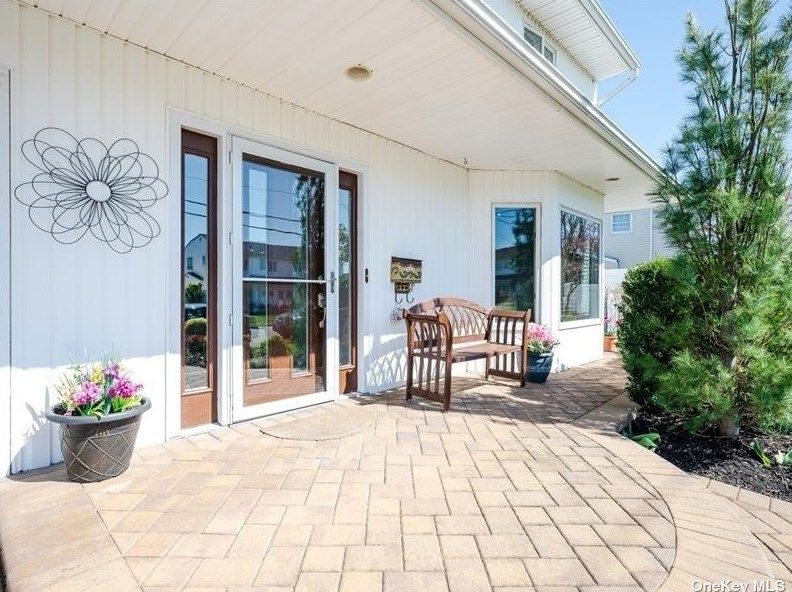 3951 Bea Ct, Rockville Centre, NY 11572-5907