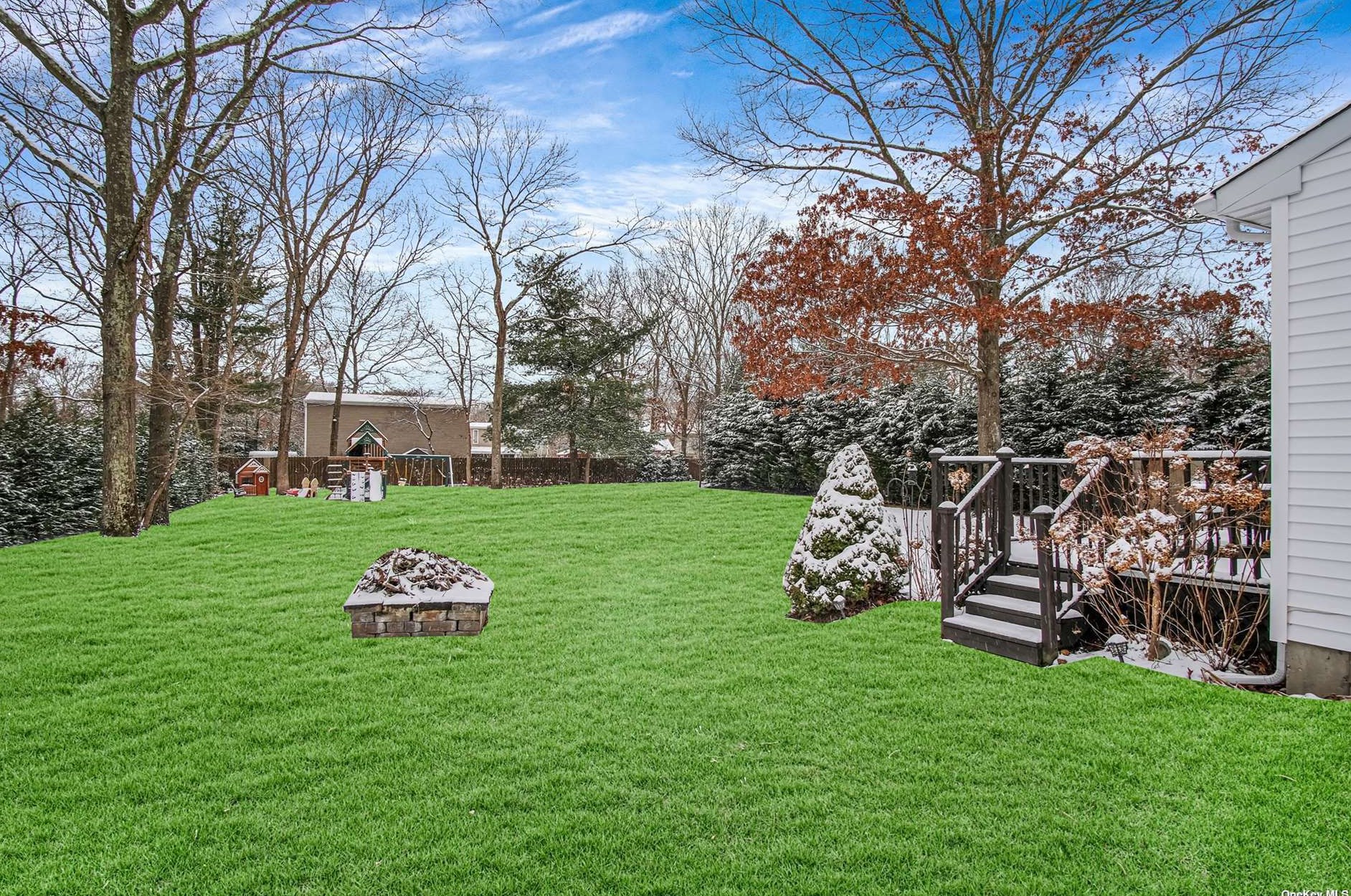 421 Birch Holw Dr, Smith Point NY 11967-1311 exterior