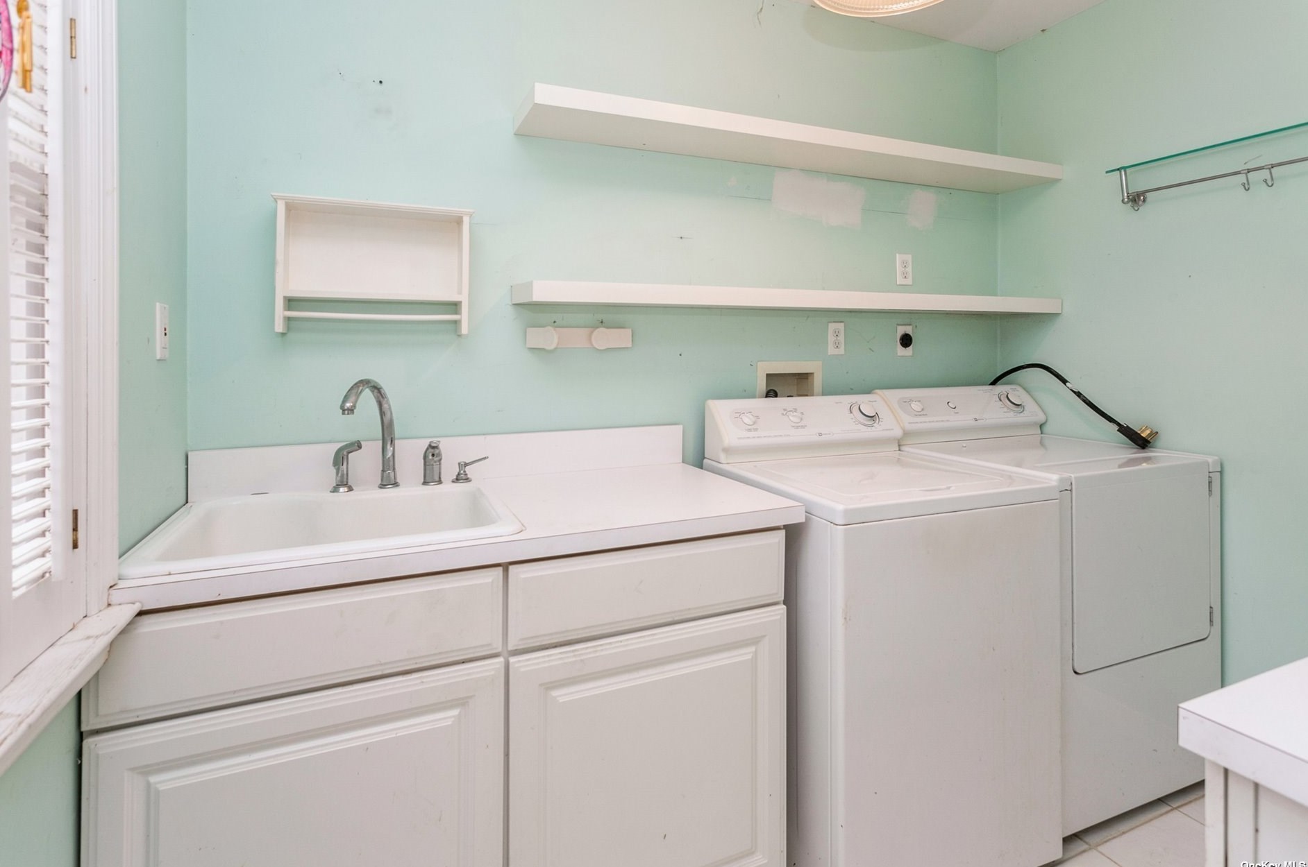 206 Woodbine Ave, North Merrick NY 11566-3130 exterior