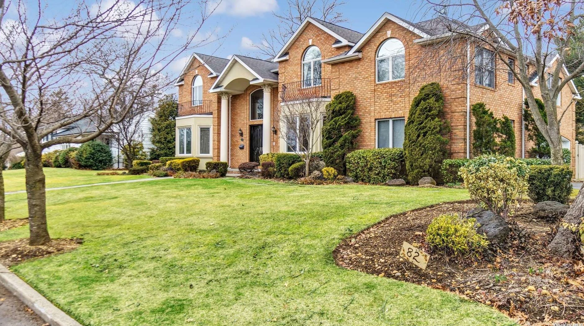 82 Belmont Dr, East Hills, NY 11577-2716