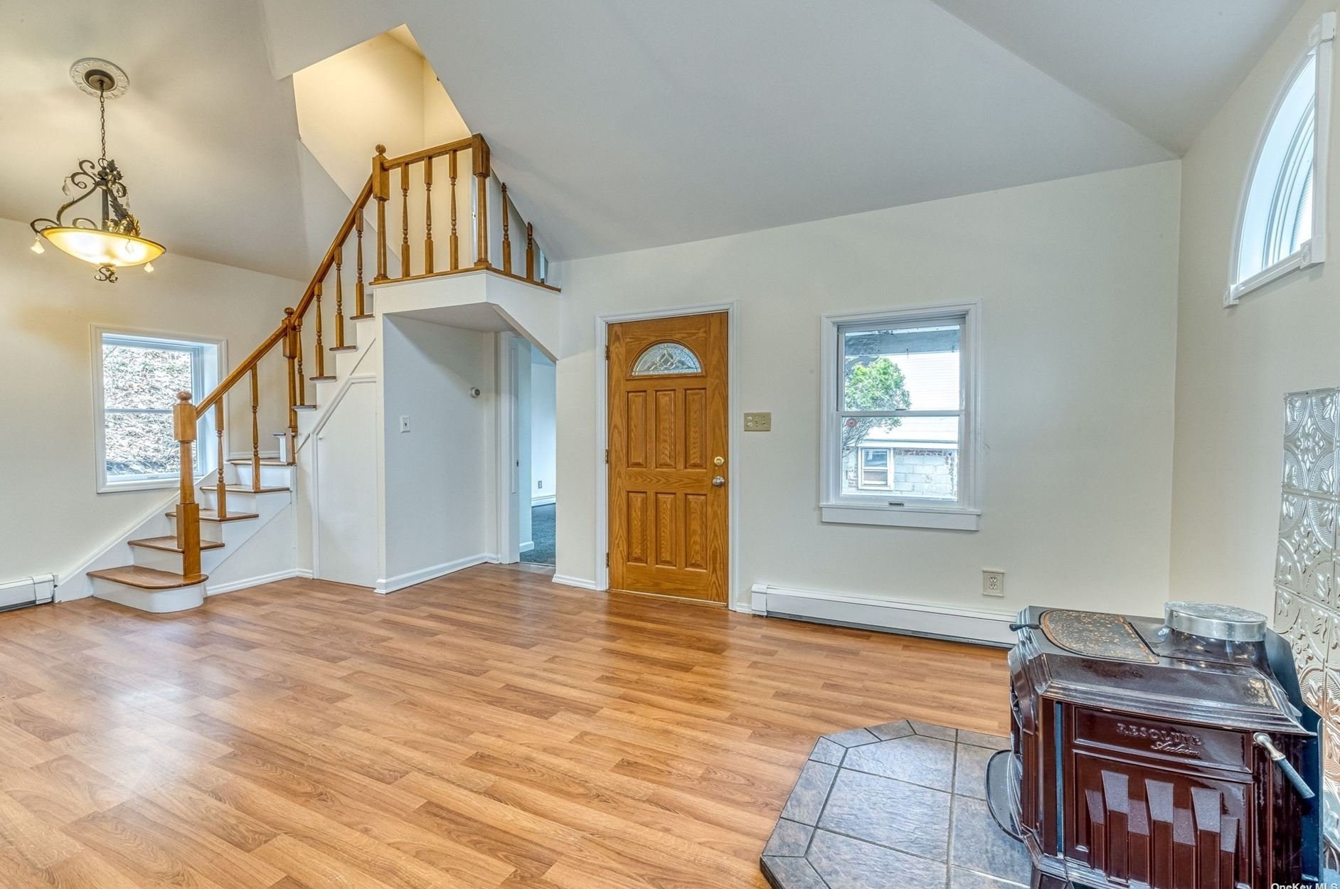 16 Herb Hill Rd, Glen Cove, NY 11542-2815