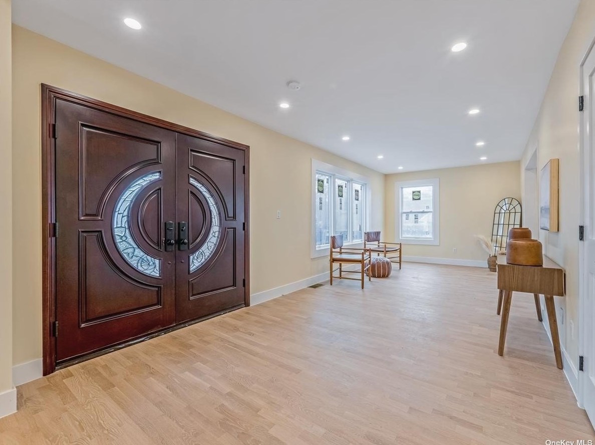 35 East Dr, North Hills, NY 11030