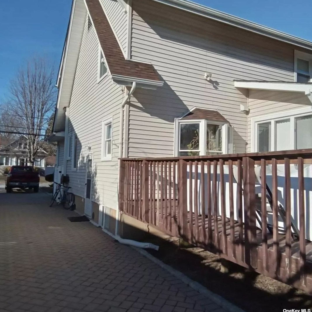 173 Whaley St, Freeport, NY 11520-4222
