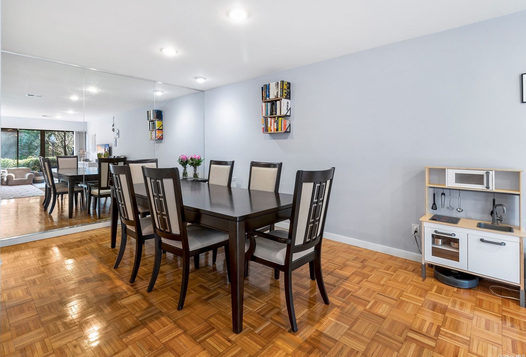 11 Frost Pond Dr, East Hills, NY 11576-2807