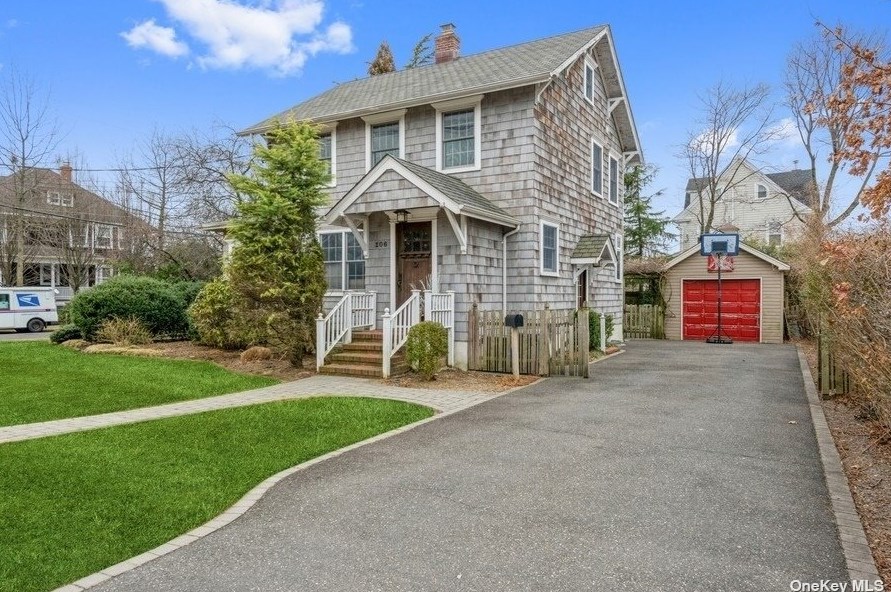 106 Lakeview Ave, Rockville Centre, NY 11570-2815