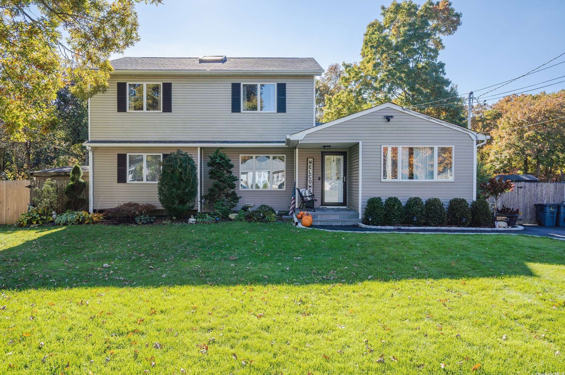 14 Kameo Dr, Manor Park, NY 11950-1702