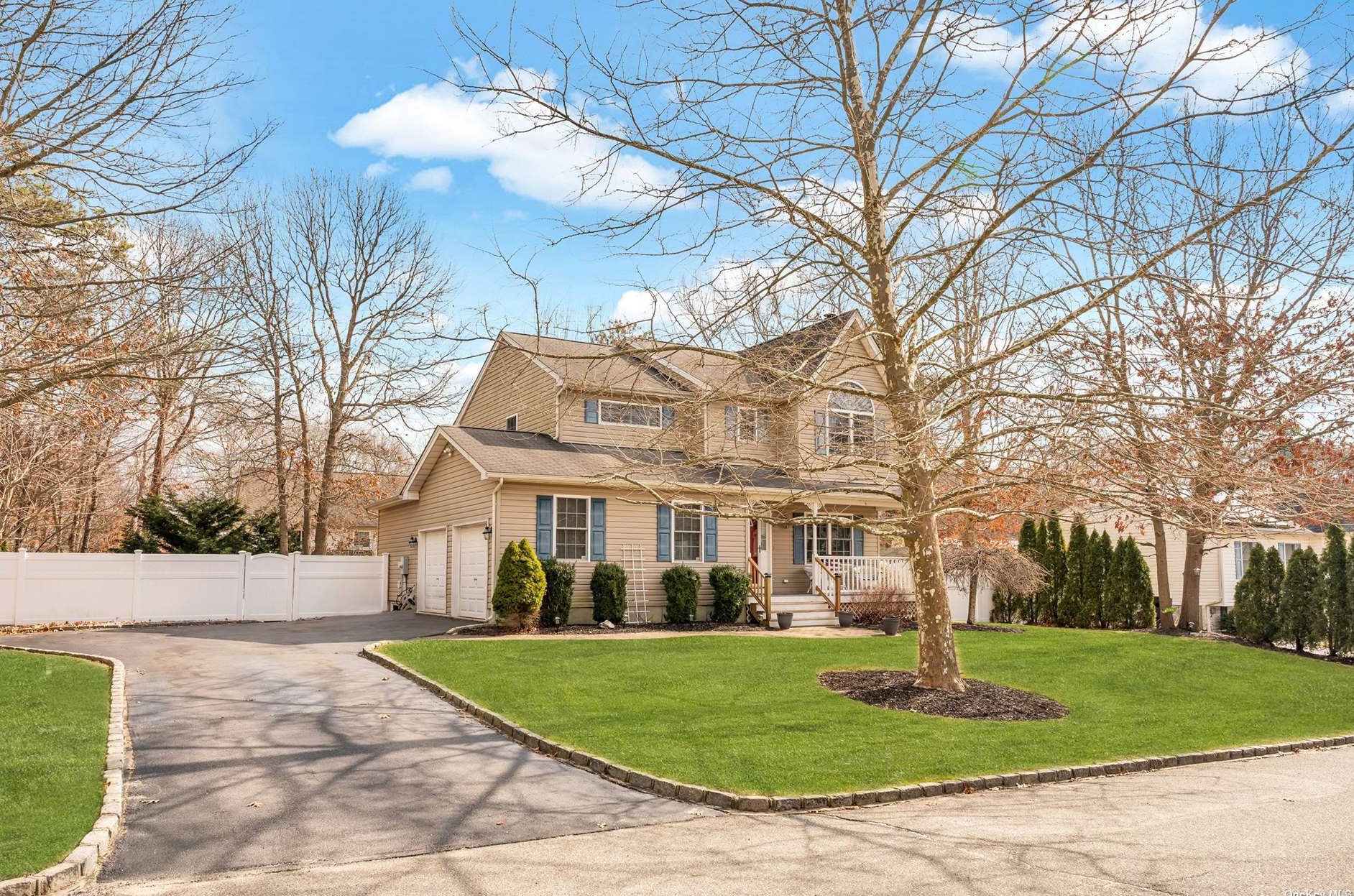 93 Washington Ave, Manor Park, NY 11950-2507