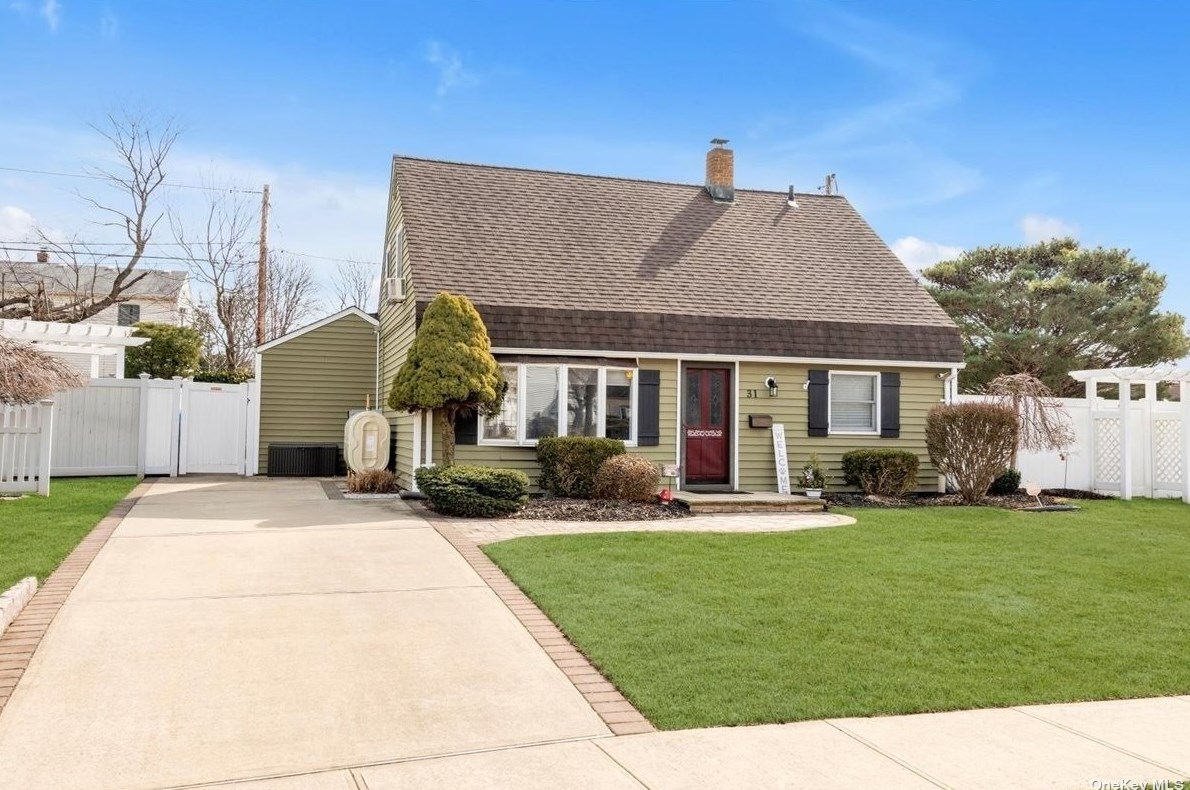 31 Pasture Ln, Plainedge, NY 11756-1217