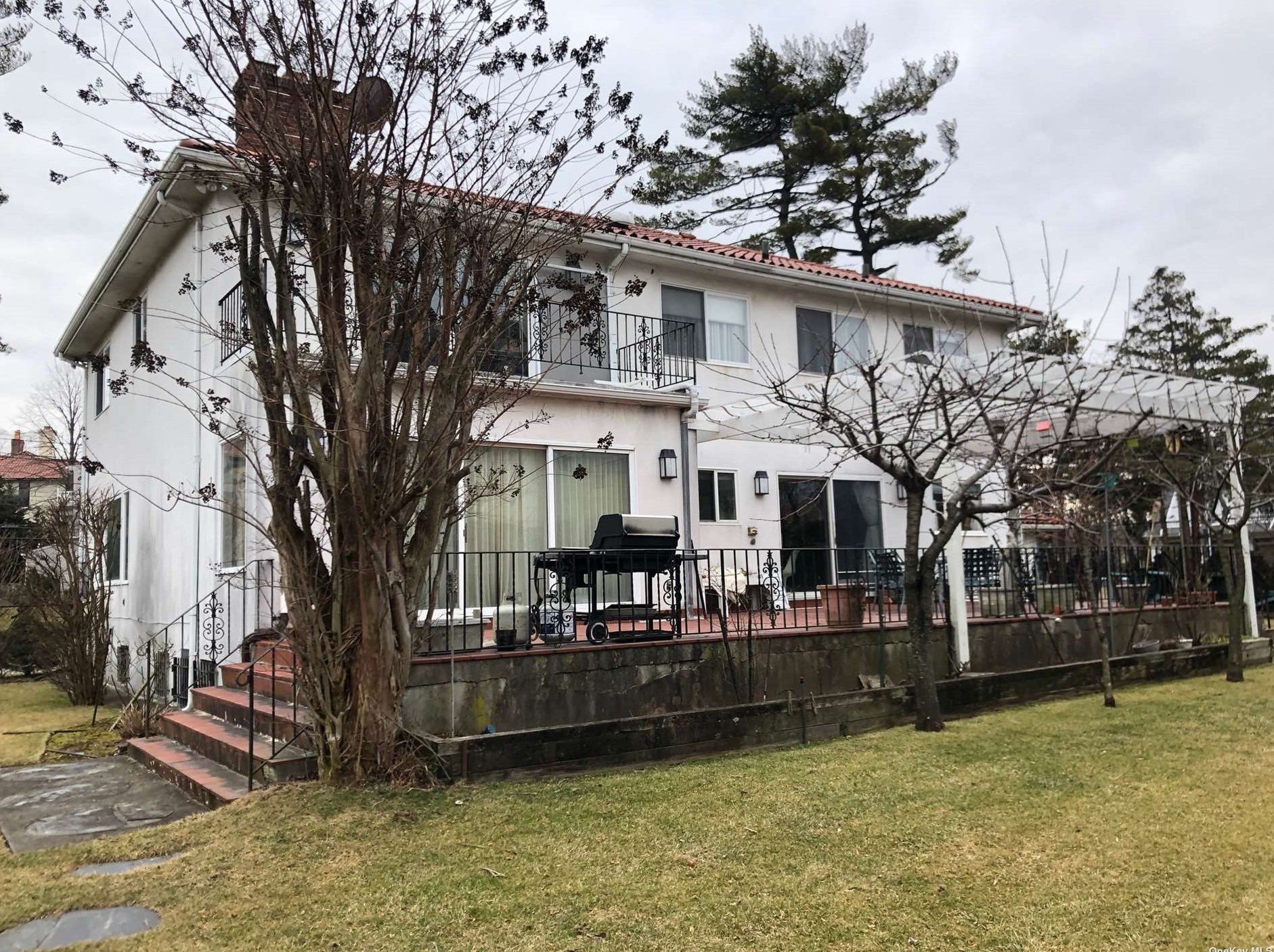 75 Malba Dr, Flushing, NY 11357-1056