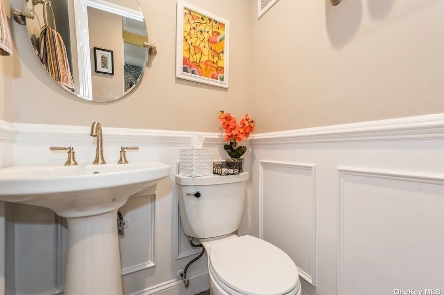 3200 Denton Dr, North Merrick NY 11566-5100 exterior