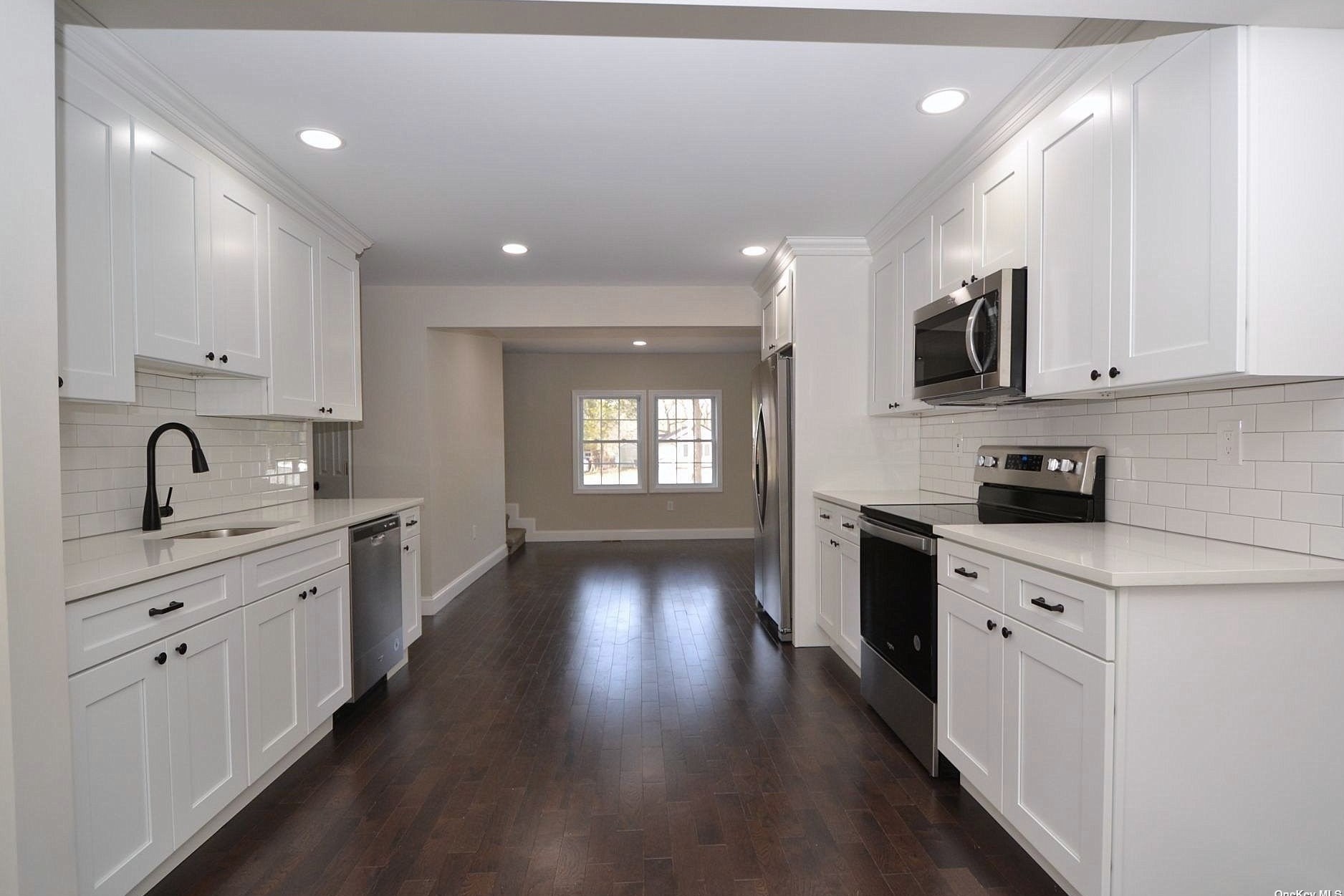 409 Adirondack Dr, Farmingville, NY 11738-2014